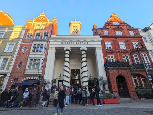 Mercato-Mayfair-a-Londra-in-una-chiesa-sconsacrata