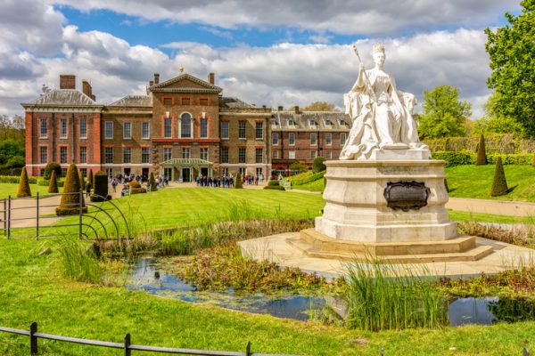 La-statua-della-regina-vittoria-ai-Kensington-Gardens-Londra