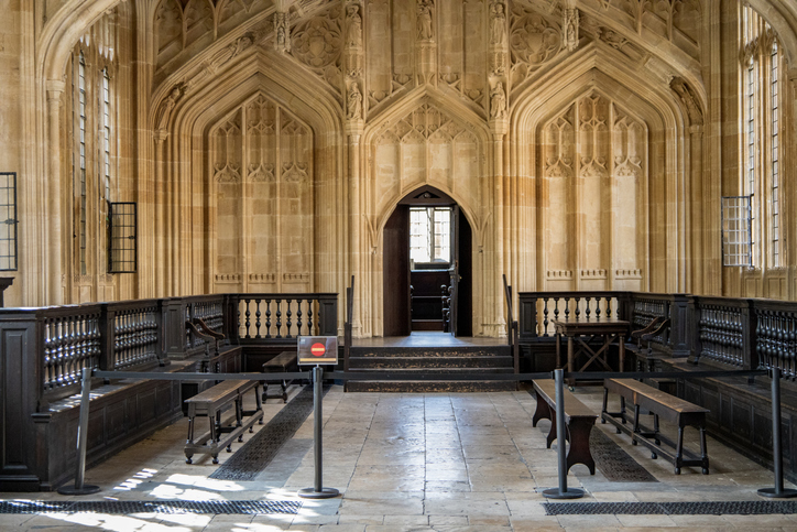 La Divinity School, all'interno della Bodleian Library, è un edificio del Quattrocento ed è la più antica costruzione realizzata appositamente per l'università.Nei film è l'infermeria di Hogwarts, dove Harry si riprende dopo le partite di Quidditch e dopo gli scontri.