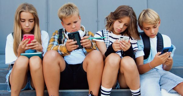 bambini-rapiti-dai-loro-smarphone-tecnologie