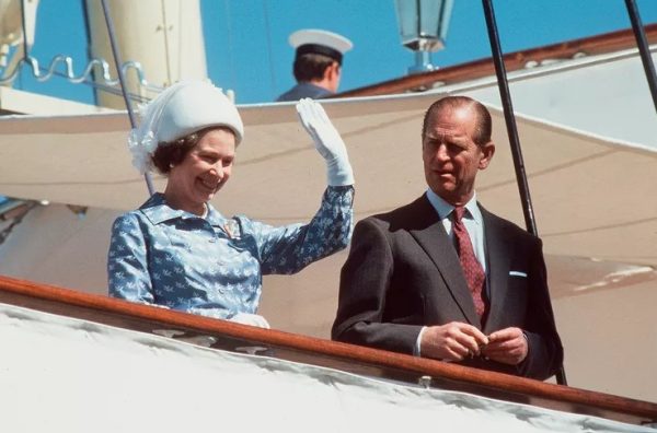 La-Regina-Elisabetta-e-il-marito-Filippo-sul-Britannia