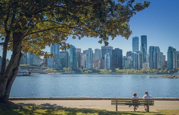 Gli studenti trascorrono parte del loro tempo libero allo Stanley Park di Vancouver