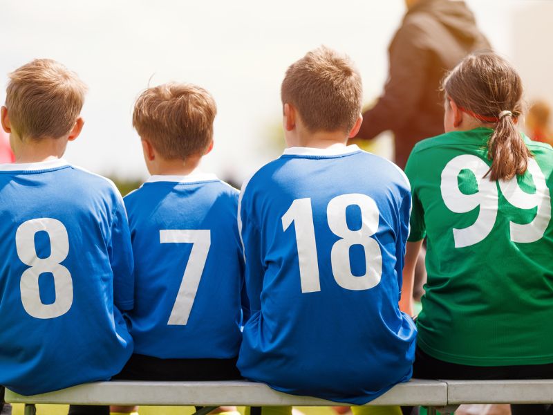 Giovani ragazzi e ragazze di calcio