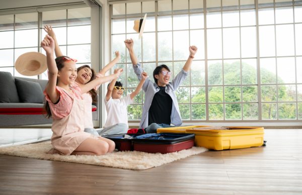 genitori-e-figli-preparano-valigia-pre-partenza-bambini