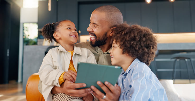 genitori-e-figli-ridono-insieme-allegramente