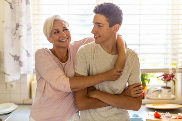 mamma-abbraccia-il-figlio-adolescente