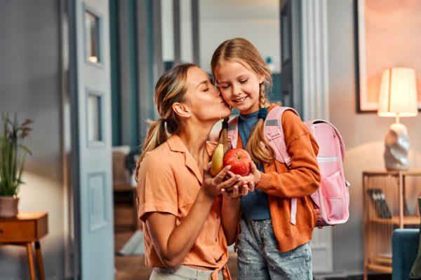 mamma-bacia-figlia-pre-partenza-viaggio.