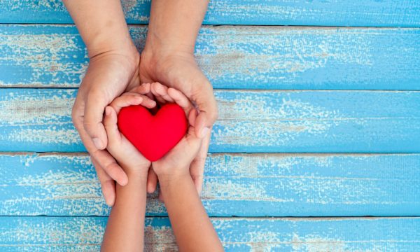 mani-intrecciate-cuore-al-centro