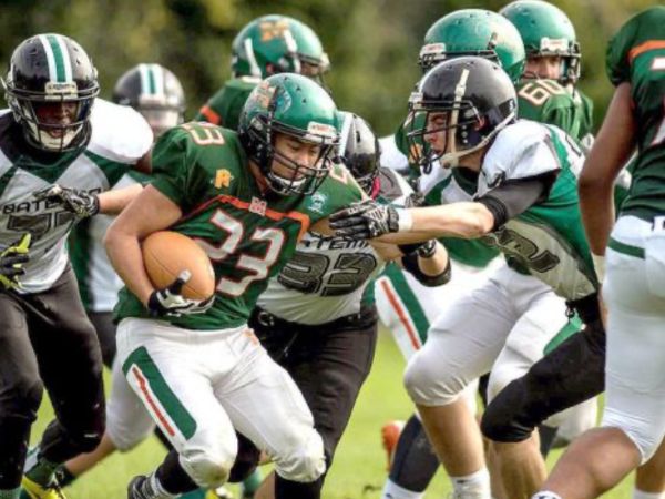 Attività extracurriculari e sport nelle high school in Canada con club scolastici e sport stagionali come hockey basket e calcio Attività extracurriculari e sport nelle high school in Canada con club scolastici e sport stagionali come hockey basket e calcio