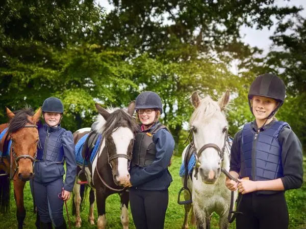 Camp di equitazione in Inghilterra per principianti ed esperti con lezioni di sport e attività a cavallo Camp di equitazione in Inghilterra per principianti ed esperti con lezioni di sport e attività a cavallo