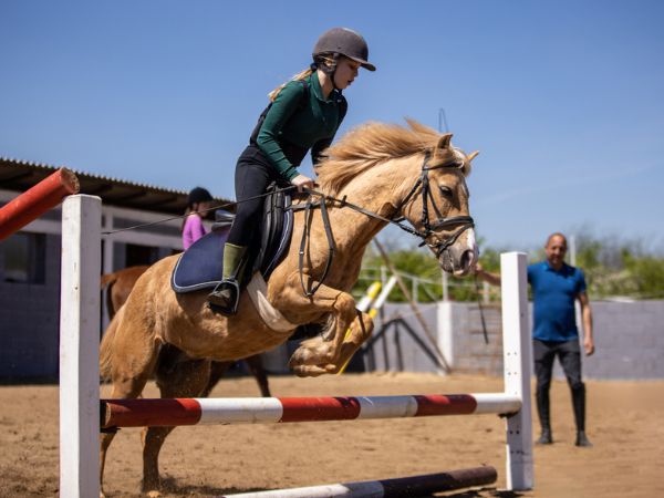 Campo estivo di equitazione in Inghilterra con corso di inglese per studenti internazionali Campo estivo di equitazione in Inghilterra con corso di inglese per studenti internazionali