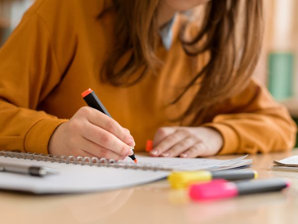 Giovane adolescente mentre studia