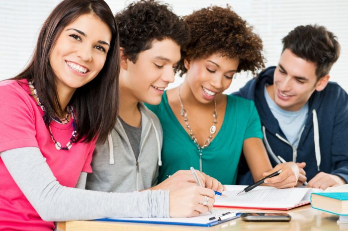 Partecipa all’Intensive English Camp a Canterbury: lezioni immersive, docenti madrelingua e vita studentesca in una storica città inglese.
