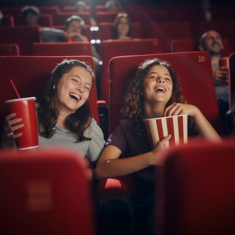 ragazze felice in cinema