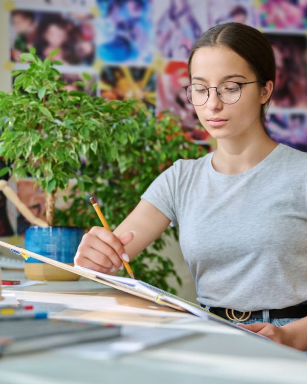 UntitleRagazza adolescente che disegna schizzi con la matitad design – 2025-11-17T125102.798 Ragazza adolescente che disegna schizzi con la matita