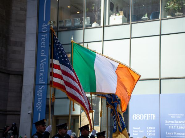Bandiere americane e irlandesi esposte sulla Fifth Avenue durante la parata del giorno di San Patrizio
