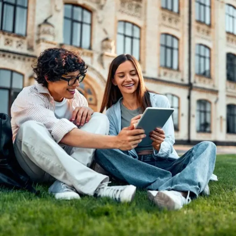 Ragazzi al parco dopo il corso di lingua Ragazzi al parco dopo il corso di lingua