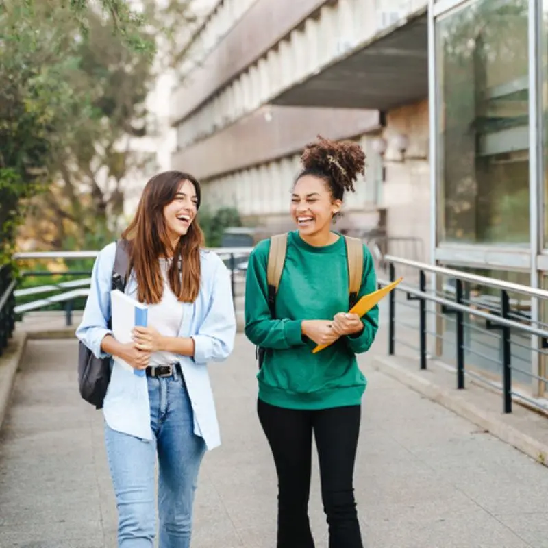 ragazze felice dopo il coro di lingua ragazze felice dopo il coro di lingua