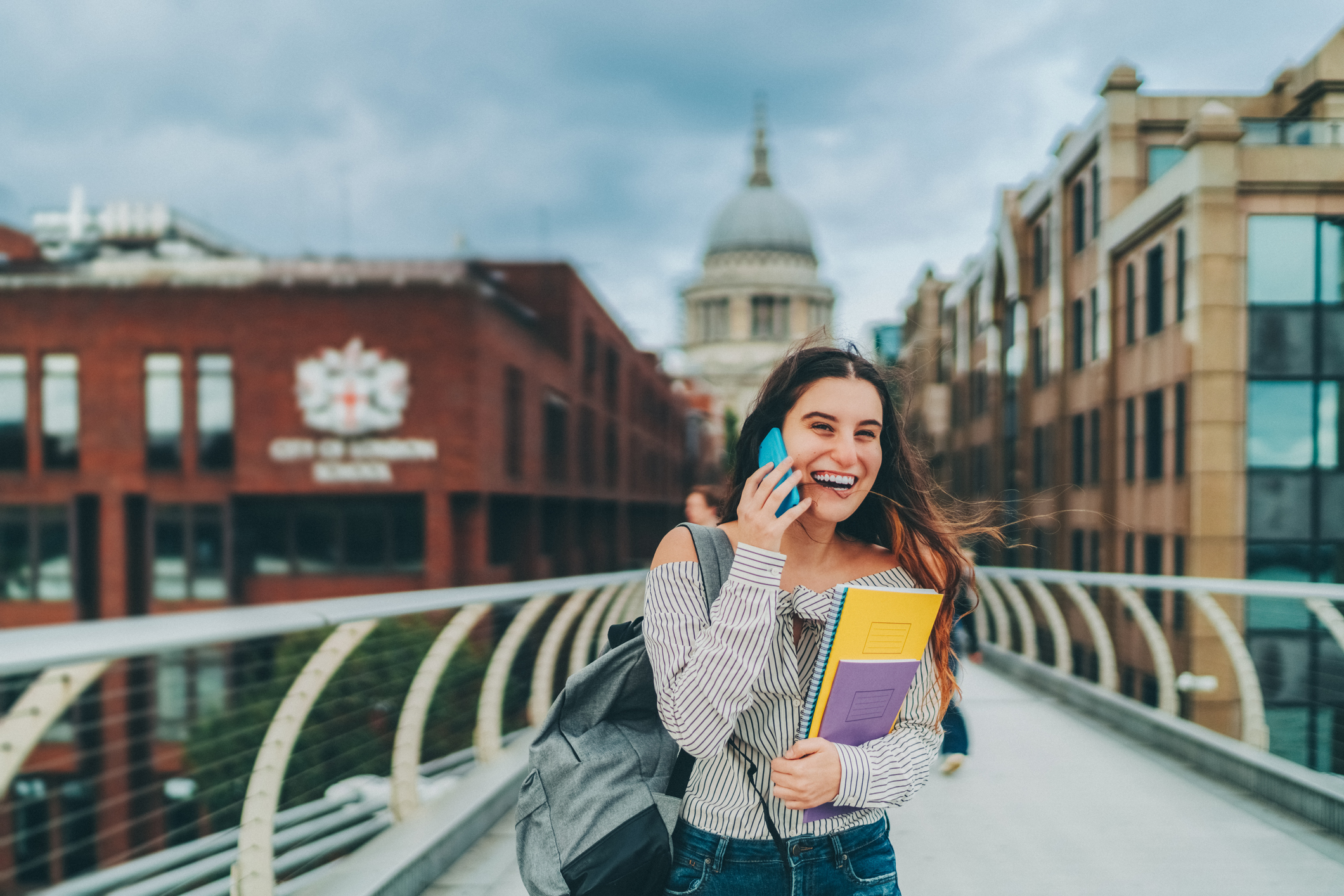 ragazza felice dopo il corso ragazza felice dopo il corso