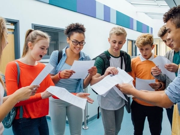studenti dopo un test in college