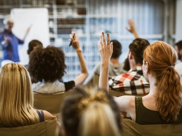 studentessa che ha alzato la mano