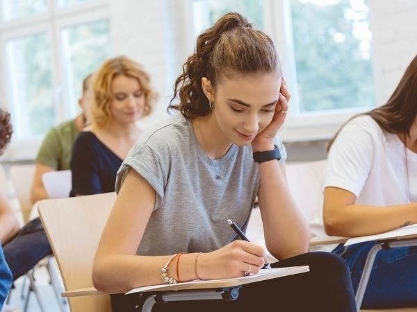 studentessa scrivendo