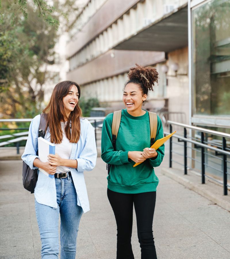 Ragazze sorridenti a scuola. Ragazze sorridenti a scuola.