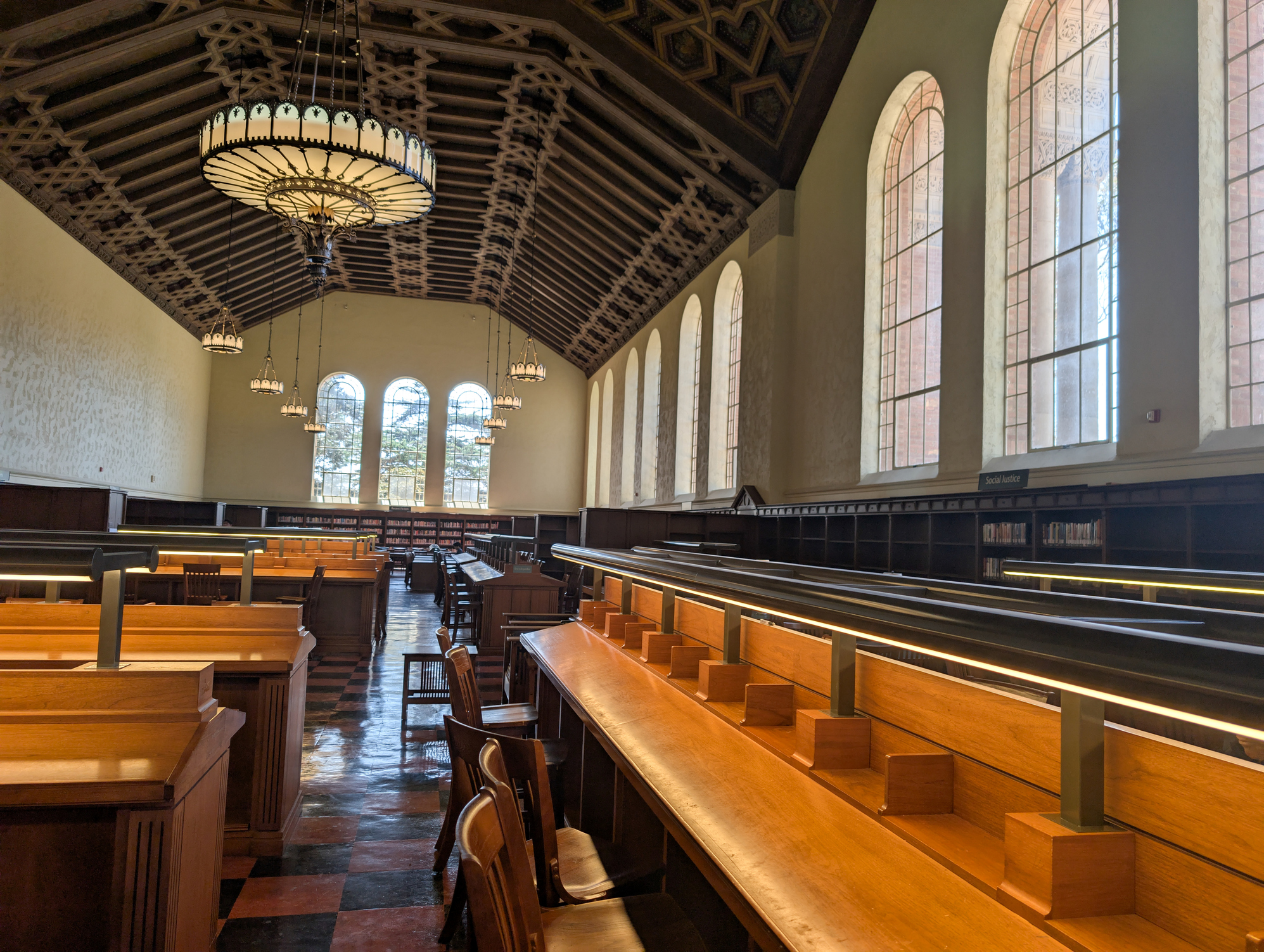 Sala di lettura nella Biblioteca Powell, UCLA Sala di lettura nella Biblioteca Powell, UCLA