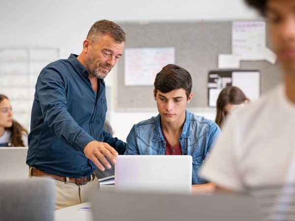 insegnante con uno studente durante l'exchange year