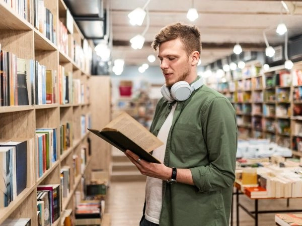 studente in biblioteca durante un semestre all'estero