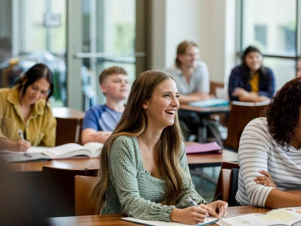 studentessa sorridente in una boarding school durente un programma di quadrimestre all'estero