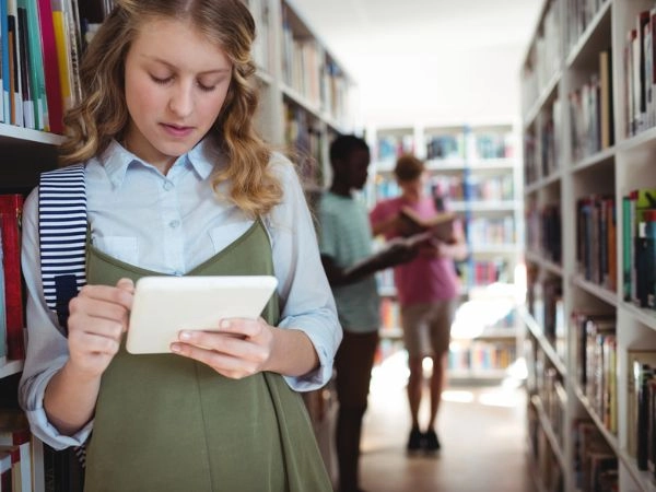 studentessa in libreria