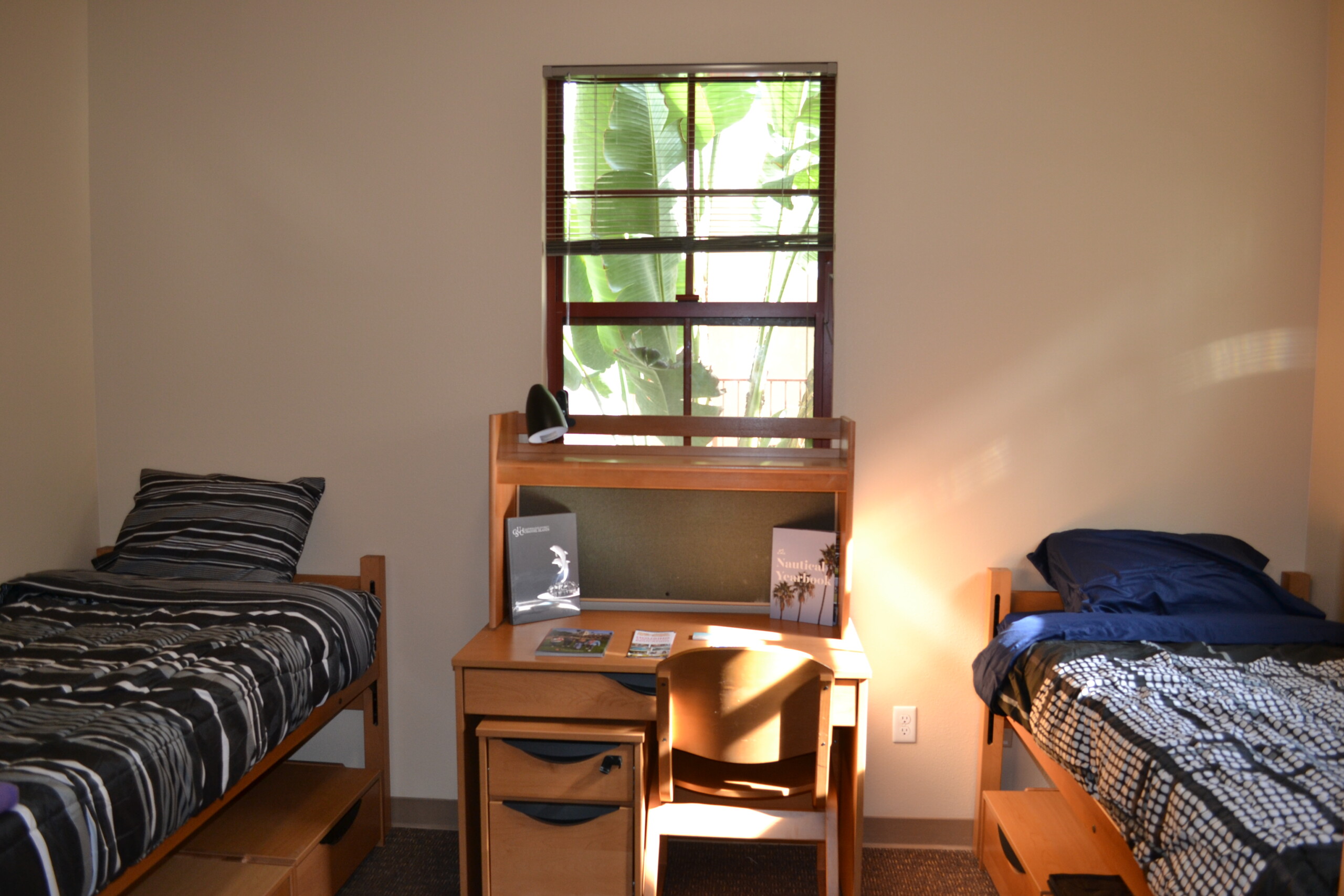 LAX-TLA-Santa-Cruz-twin-room-scaled