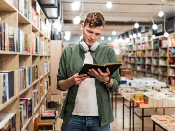 studente in libreria