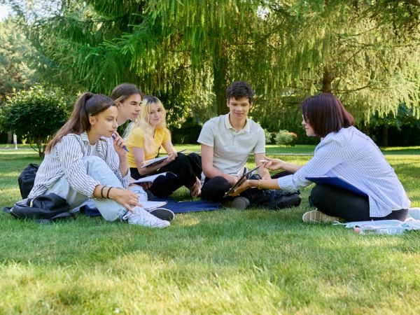 gruppo di studenti con insegnante