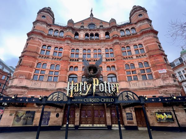 Lo storico Palace Theatre con un’insegna che pubblicizza l’opera teatrale Harry Potter Lo storico Palace Theatre con un'insegna che pubblicizza l'opera teatrale Harry Potter