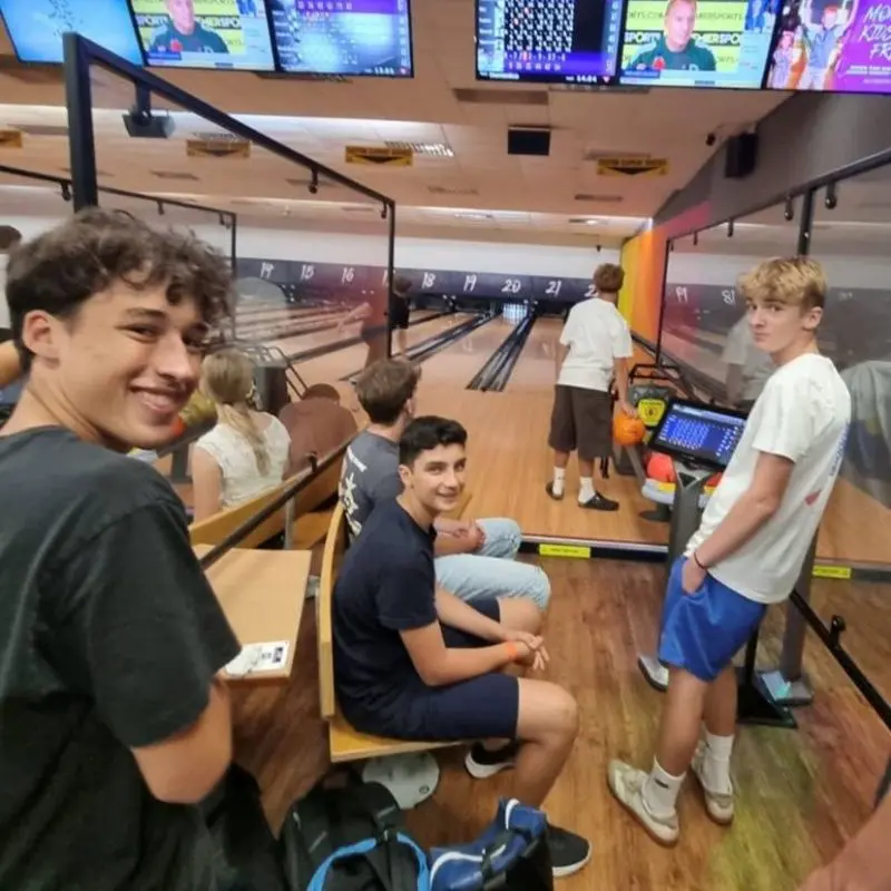 Ragazzi che trascorrono il tempo libero insieme giocando dopo il corso di lingua.