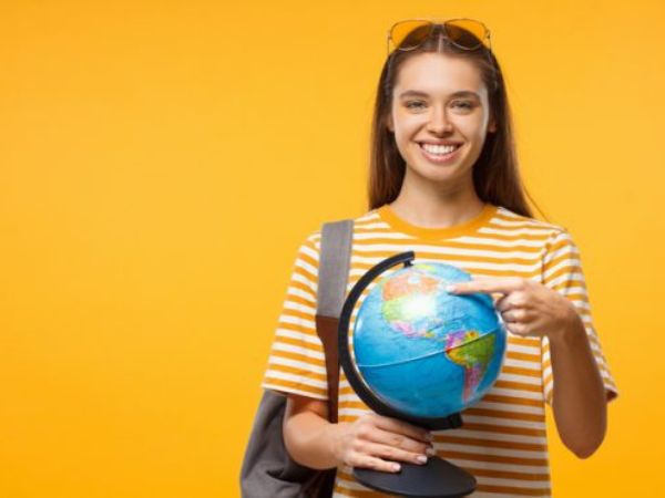 adolescente-pronta-per-vacanza-studio-al-estero-mappamondo-e1747833758795