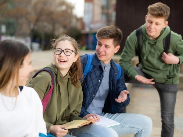 Durante un soggiorno studio, gli studenti comunicano costantemente attraverso strumenti digitali.