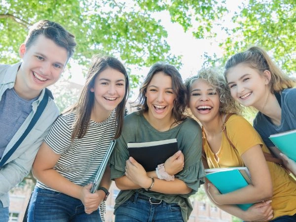 La Gran Bretagna offre un ambiente linguistico caratterizzato da accenti diversi e registri comunicativi variabili.