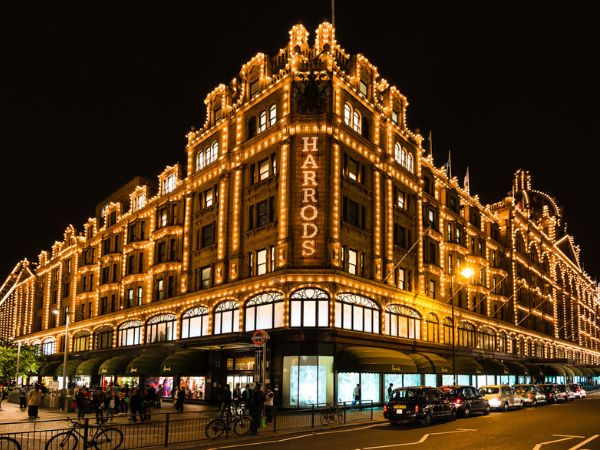 Facciata esterna dei Magazzini Harrods nel centro di Londra