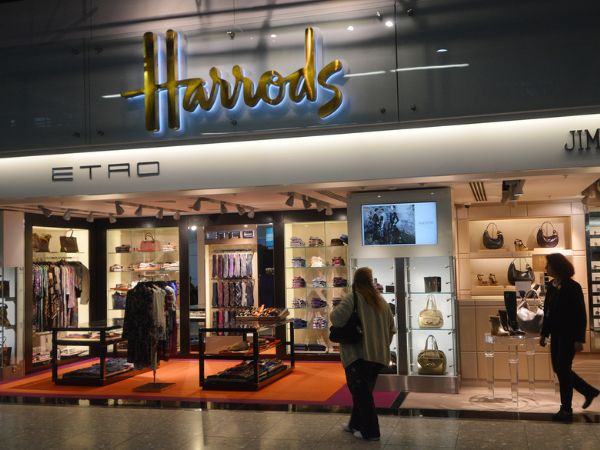 Interno dei Magazzini Harrods con negozi di lusso visitati in una vacanza studio a Londra