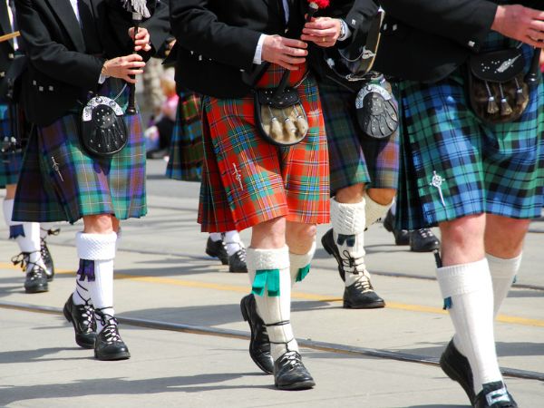 Gruppo di uomini in kilt durante gli Highland Games in Scozia