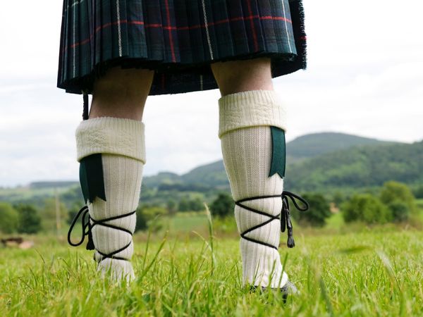 Dettaglio del tessuto tartan del kilt scozzese con motivi a quadri colorati