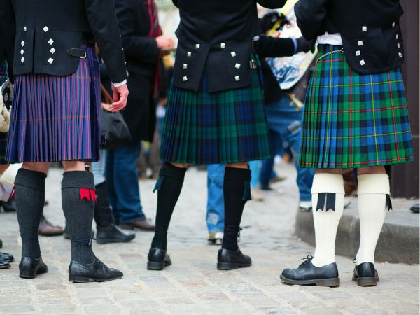 Evento degli Highland Games con partecipanti in abbigliamento tradizionale scozzese