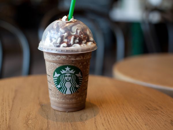 Frappuccino Starbucks con panna e caramello