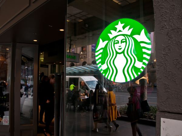 Logo Starbucks con la celebre sirena verde