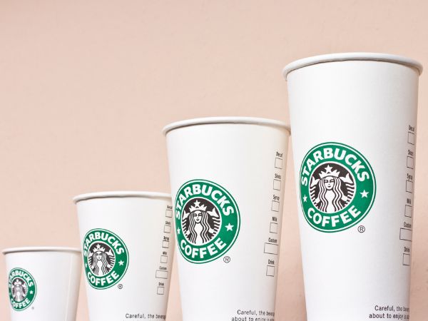 Bicchieri eco friendly Starbucks in materiale riciclato