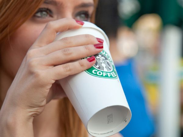 Ragazza con bicchiere Starbucks durante un viaggio studio all’estero