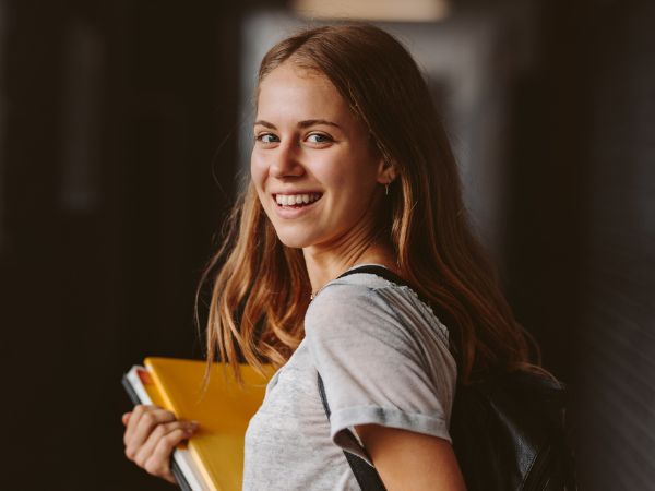 Ragazza che frequenta un semestre all’estero in una scuola superiore